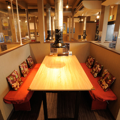 おじい様、おばあ様からお子様まで、ご家族三世代での食事にぴったりの6名がけテーブル席。ゆったりと座れる空間で、みんなで焼肉を囲みながら、和やかなひとときをお過ごしいただけます。