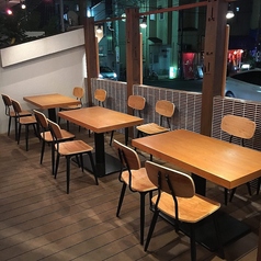 夜風が心地よいテラス席も完備。開放感あふれる屋外でのお食事は、普段とは一味違う特別な雰囲気を演出してくれます。