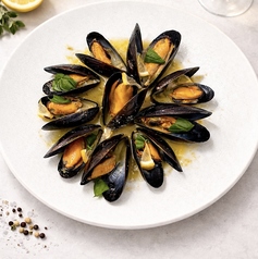 ムール貝の白ワイン蒸し　ジェノベーゼソース