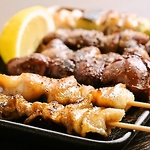 焼き鳥盛り合わせ650円(税抜)です。香ばしい香りが自慢の串焼きは居酒屋の超定番メニューです。