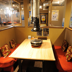 会社の歓送迎会や部署全体の飲み会など、大人数でのご宴会に最適な6名がけテーブル席。広々とした空間で、一体感を楽しみながら盛大に盛り上がれます。美味しい料理と共に、記憶に残る宴会を。