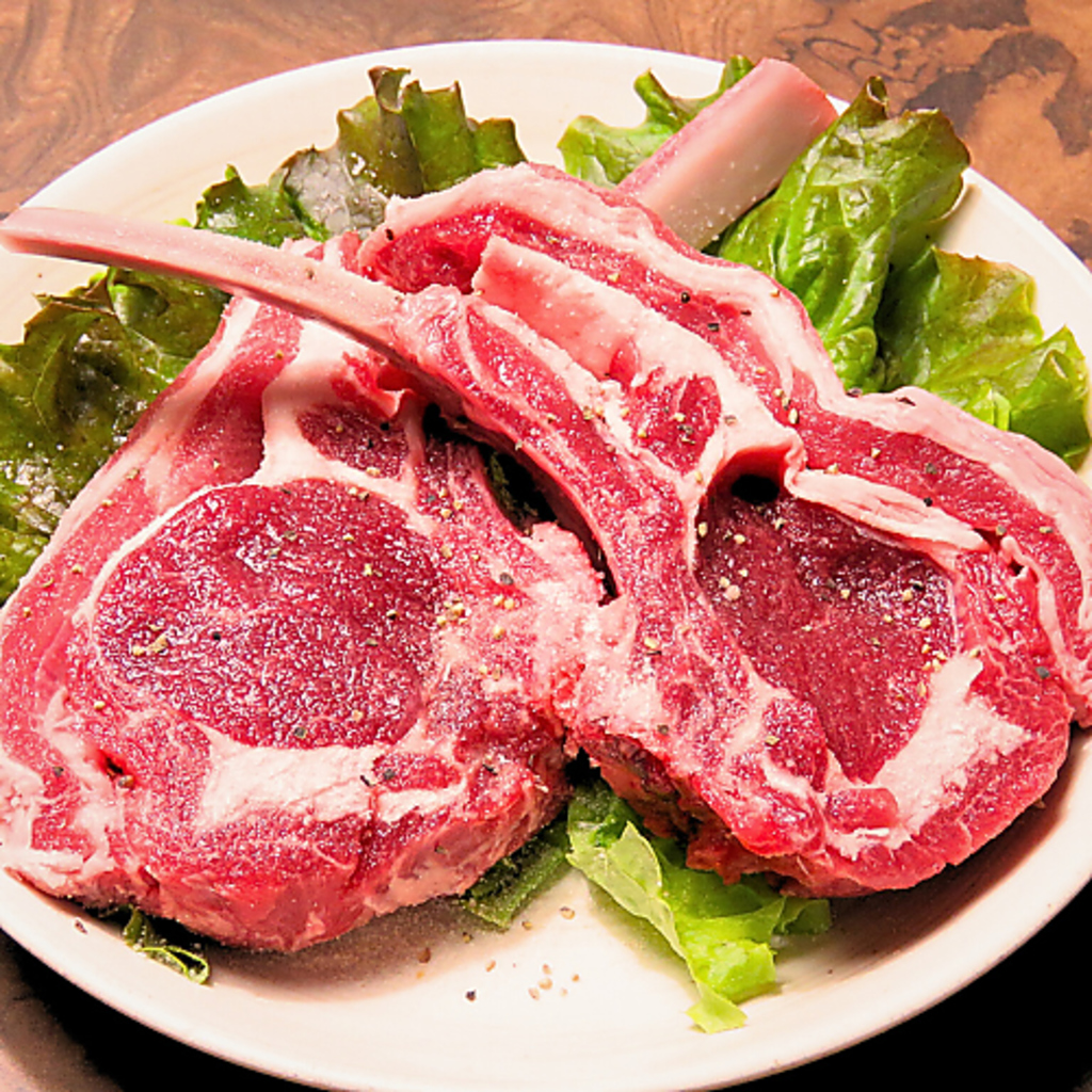 噛めば噛むほどにジューシーな骨付きロースのミニステーキ◎豪快に「かぶりつきラムチョップ」を！