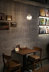 テーブル1: &nbsp;ゆったりと過ごせる2名様用のテーブル席は、開放感がありながらも、周りとほどよい距離感で落ち着けるつくり。気取らず会話を楽しめる空間は、デートやちょっとした食事にもぴったりです。目の前で焼き上がる鉄板焼きを、ゆっくり味わいながらお過ごしください。