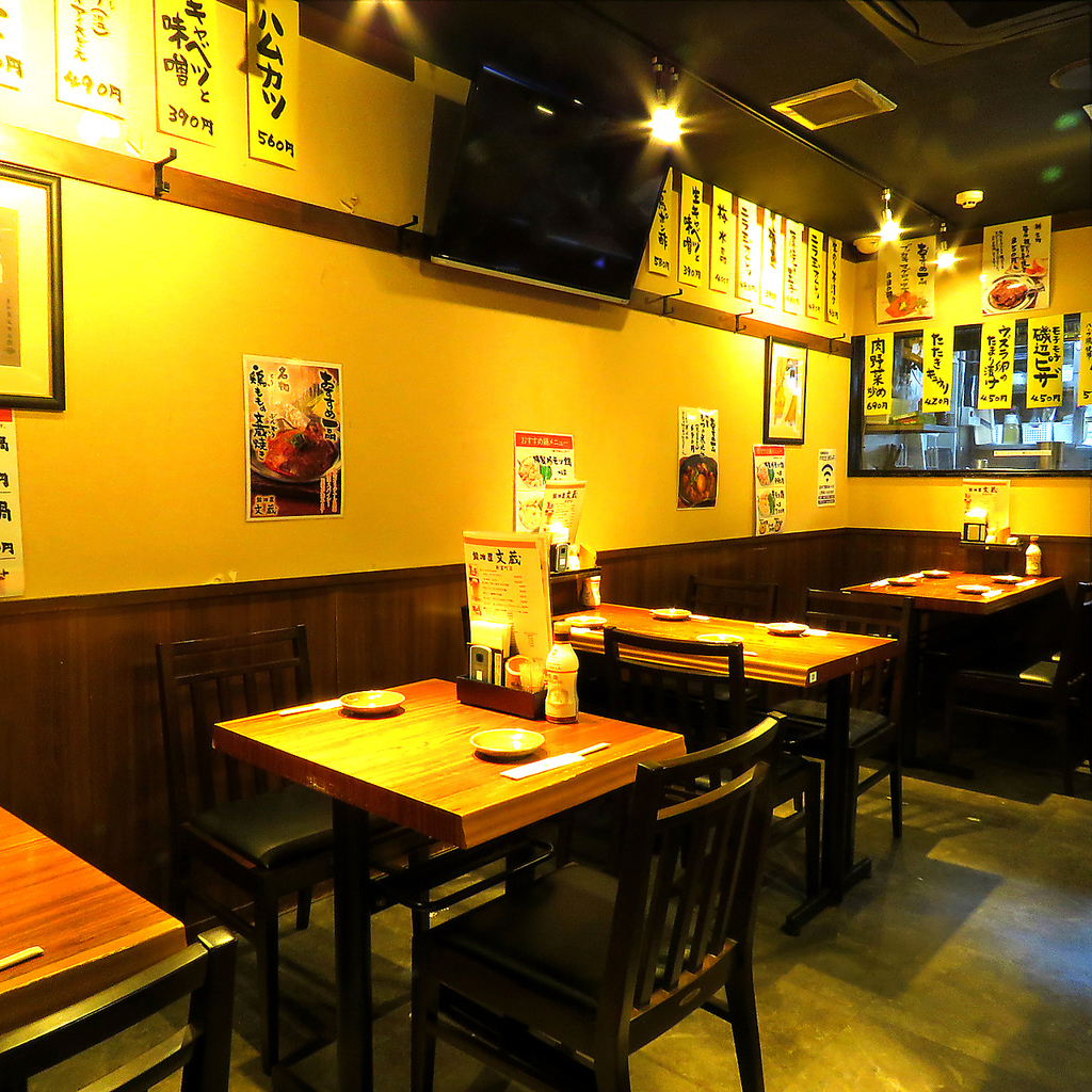 当店の地下は全50席ご用意♪貸切も承っておりますので大人数での集まりや宴会にぜひご利用ください！