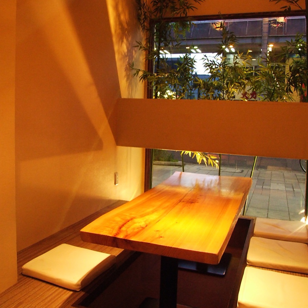 大通り沿いから見える人気のお席は、おもてなしの席に最適な6～9名様迄の吹き抜け個室です。