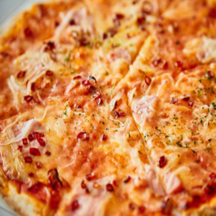 窯焼きアツアツ♪とろけるチーズの特製ピザ◎の写真