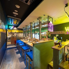 シンプルでスタイリッシュなカウンター席。焼肉を焼く音を楽しみながら、友人との会話も弾む空間です。