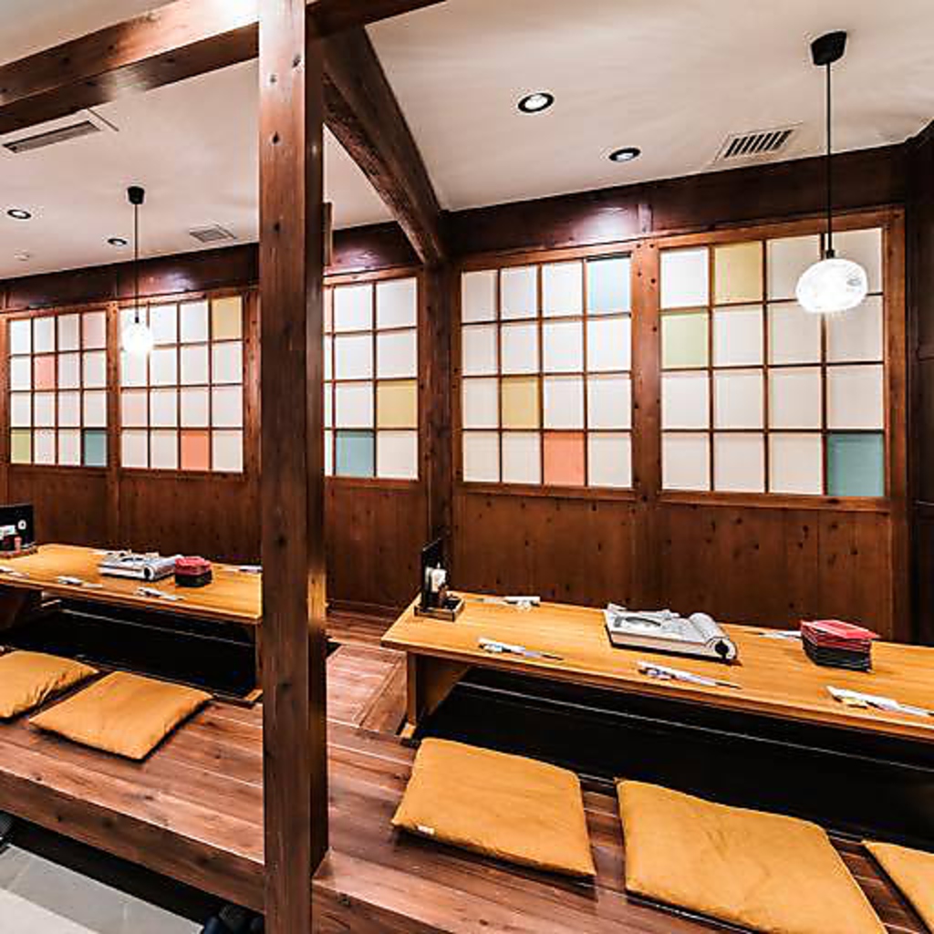 靴を脱いでゆっくりとお食事できる"掘りごたつ"席をご用意！半個室席もあります。