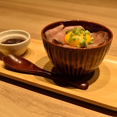 ミニローストビーフ丼　卵黄のせ