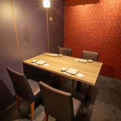 【4名様個室】少人数の宴会や女子会・合コンにも最適な完全個室を完備！落ち着いた大人の雰囲気の個室で、当店自慢の旬の和食料理やこだわりの銘酒をお楽しみください。鮮や一夜 京都駅前店は地下鉄京都駅より徒歩1分、交通アクセス抜群の個室居酒屋です♪