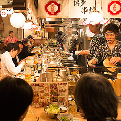 【駅チカの居酒屋】駅近の好立地でアクセス抜群。お仕事帰りにもサクッと立ち寄りやすく、気軽な一杯にぴったりです◎友達や同僚との飲み会はもちろん、待ち合わせ前後や急な集まりにも便利。鉄鍋餃子に串焼き、〆はラーメンで博多屋台の雰囲気を存分に味わえる♪二次会やちょい飲みなど、さまざまなシーンに対応！