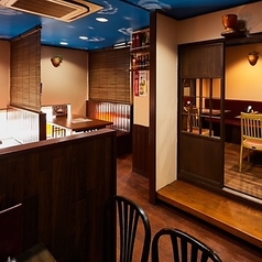 どのお席に座っても清潔感があり、女性の方でも入りやすいお洒落なデザイン。アジアンテイストな装飾が程よく配され、日常を少し離れた特別な気分を味わえます。お気に入りの場所を見つけて、贅沢な時間をお過ごしください♪