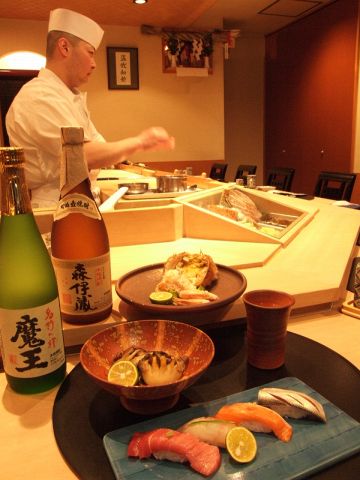カウンターで寿司職人が握る寿司を食べながら、お酒を一杯…。