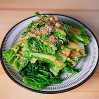 鉄板で焼く野菜はこだわり素材にぴったりのスパイスを。