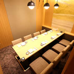 【6名様個室】仕事の同僚や仲間と、会社帰りに気軽に飲み会も大歓迎です！当店は海鮮・和食料理との相性最高の日本酒や焼酎を多数取り揃えております。日本各地から厳選して取り寄せた銘酒はプレミアム飲み放題でもお楽しみいただけます。自慢の和食料理とお好みの銘柄を合わせてご堪能ください。