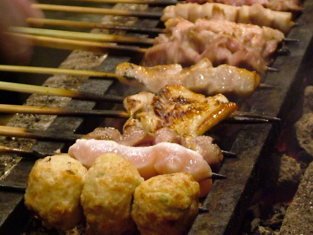 備長炭で旨みを存分に引き出した焼鳥！飲み放題1000円の特典でどうぞ…