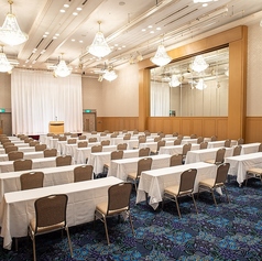 大宴会場を3分の1利用したセミナー会場の一例です。プロジェクター・音響・照明設備を備え、入社式や株主総会、研修会などの企業利用に対応。スポーツ団体のキャンプ時の会議やミーティングにもご利用いただけます。経験豊かな宴会アドバイザーが要人対応を含め丁寧にサポート。宿泊と合せたご利用で幅広い活用が可能です。