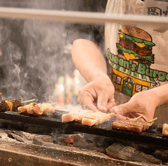 カウンターの目の前で一本一本丁寧に焼き上げる串焼きは絶品です！