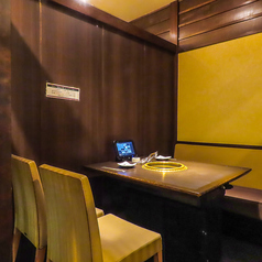 【4名様用のテーブル完全個室】4名様までご利用可能な個室席は、プライベートなお食事会をご満喫いただけます。
