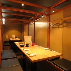 会社規模の大きな宴会や打ち上げ、結婚式の二次会など、大人数での集まりにも対応可能です。着席時で最大125名様まで収容できる広大なスペースを確保しており、一体感のある宴会を実現。