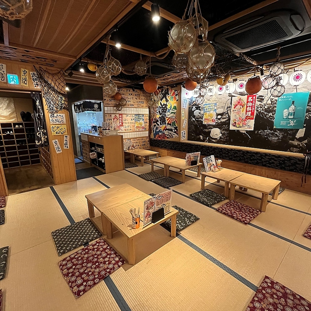 広々とした座敷で新鮮な食材を使った絶品料理と、種類豊富なお酒で乾杯！