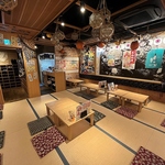 広々とした座敷で新鮮な食材を使った絶品料理と、種類豊富なお酒で乾杯！