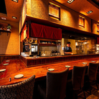 焼き場の様子を間近で楽しむことができるカウンター