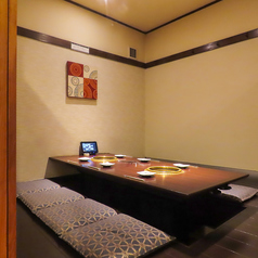 【6名様用の完全個室掘りごたつ席】和の風情を感じさせる掘りごたつ席は、リラックスできる空間になっております。