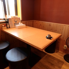 半個室を完備しています。周りを気にせず、プライベートな空間でゆったりとお食事を楽しみたい方にぴったりです。特別な日や大切な人との時間を、静かな環境で心ゆくまでお過ごしください。おいしい料理とともに、思い出に残るひと時をお楽しみいただけます♪