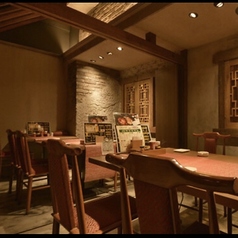 個室もご準備しております。気心知れたご友人とのお食事や、大事な会社の接待、デートや大切な人との記念日のお祝いなど、プライベート感を大事にできる空間をご提供します。周りを気にすることなく、楽しいひとときをお過ごしください◎人気のお部屋ですので、週末のご予約は早目がおすすめです！お問い合わせもお気軽に◎