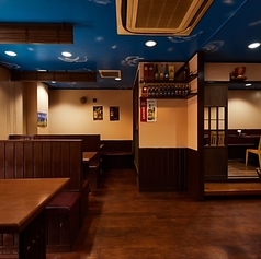 店内全てのスペースを貸し切って、約45名様までの大型宴会が可能です!木を基調としたワンフロアの空間は、参加者全員の顔が見渡せるためパーティーに最適。マイクや音響などの相談も承りますので、お気軽にお問合せください◎