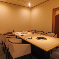【最大8名様用の完全個室VIP席】洗練された雰囲気のVIP個室は、ビジネスシーンなど大切なゲストのもてなしに最適。