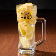 氷の代わりに凍ったレモン丸ごと1個入れたレモンサワー