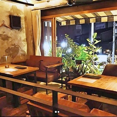 ゆったりくつろげるソファ席完備