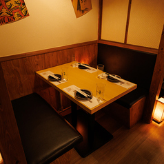 【2～4名様】ロールカーテンで周囲をほどよく仕切った半個室。友人との飲み会や女子会、少人数での食事はもちろん、デートにもおすすめ。気取らずくつろげる居心地の良さが自慢の個室空間です。