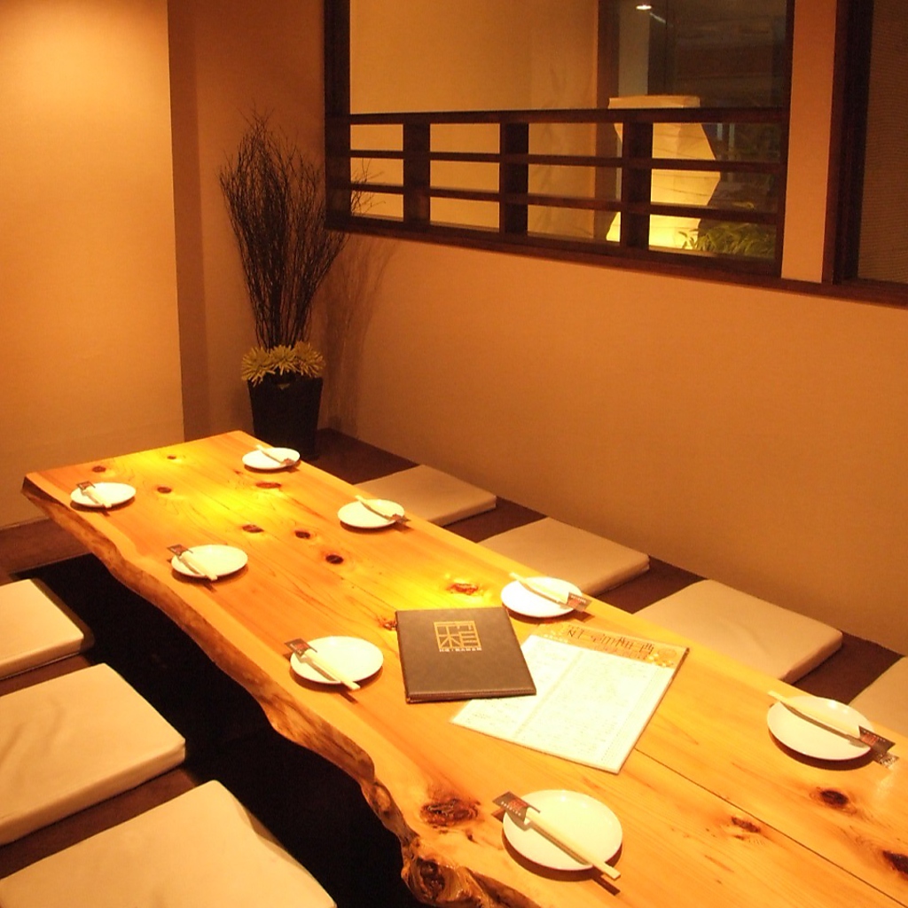 落ち着いた雰囲気の中で上質な時間が過ごせる8名様用完全個室がおもてなしの席にも最適です。