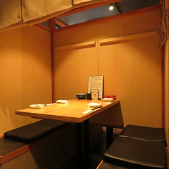 全17部屋完備している個室は、暖簾で仕切られたプライベート感満載の空間です。2名様からの少人数利用はもちろん、最大6名様までゆったりと座れるテーブル席をご用意。