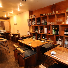 ゆったりと配置されたテーブル席は、グループでの利用に最適。友人や家族と、美味しい料理を囲みながら、会話に花を咲かせることができます。木の温もりを感じる落ち着いた空間は、時間を忘れてくつろげる雰囲気。人数に合わせて調整できるため少人数の食事会から、ちょっとしたお祝いの席まで、様々なシーンで活躍します。