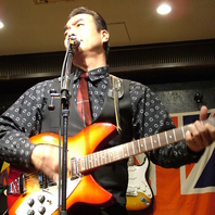 マスター、ジョン久保村がギター生演奏でおもてなし