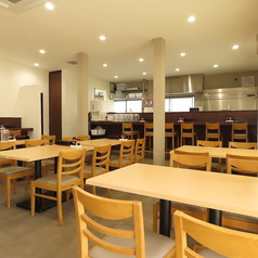 ４名テーブルを４つご用意しております♪お仕事終わりに気軽に立ち寄りください♪