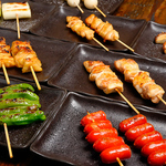 炭火焼き串各種ございます。串焼きは1本からご注文いただくことが出来ます！会社帰りのサク飲みにも