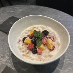 グラノーラたっぷりデトックスヨーグルトボウル