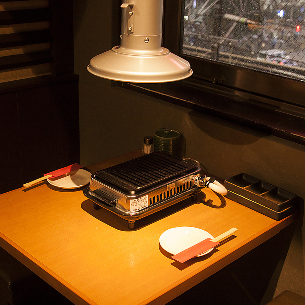 少人数様もOK♪1名様～ご利用いただけるテーブル席を完備！カップルにピッタリな窓際のお席も☆