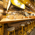 店内の雰囲気、キッチンを見通せるカウンター席もございます☆
