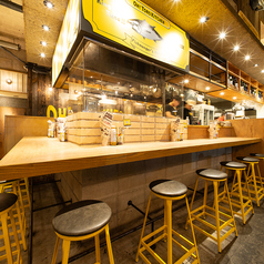 店内の雰囲気、キッチンを見通せるカウンター席もございます☆