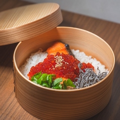 【贅沢なひと皿】おひつご飯 紅鮭といくら 2000円(税込)の写真