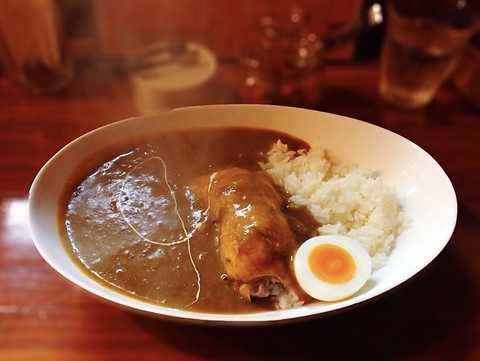 15時間かけて煮込んだルウと、スプーンでほぐれる骨付きチキンがベストマッチ