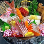 新鮮なお刺身盛り合わせはいかがでしょうか。ネタは厚切りです。是非ご注文下さい。