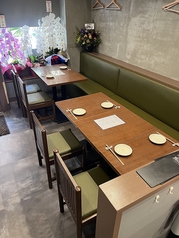 テーブル席。4名掛けと6名掛けが2席ございます。テーブル貸切で10名様までご利用いただけます。