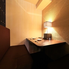 照明の光を適度に抑え、柔らかな灯りが心地よいムードを演出するカップルシートです。喧騒を忘れさせるような雰囲気抜群の空間は、大切な方と過ごす大人のデートを優しく後押しします。ご要望に応じて3名様までご利用可能ですので、気心の知れたご友人との女子会などにも最適。プライベート空間でご歓談ください。